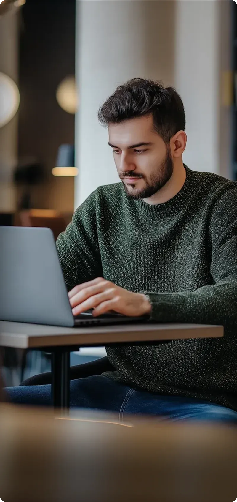 Homem usando computador